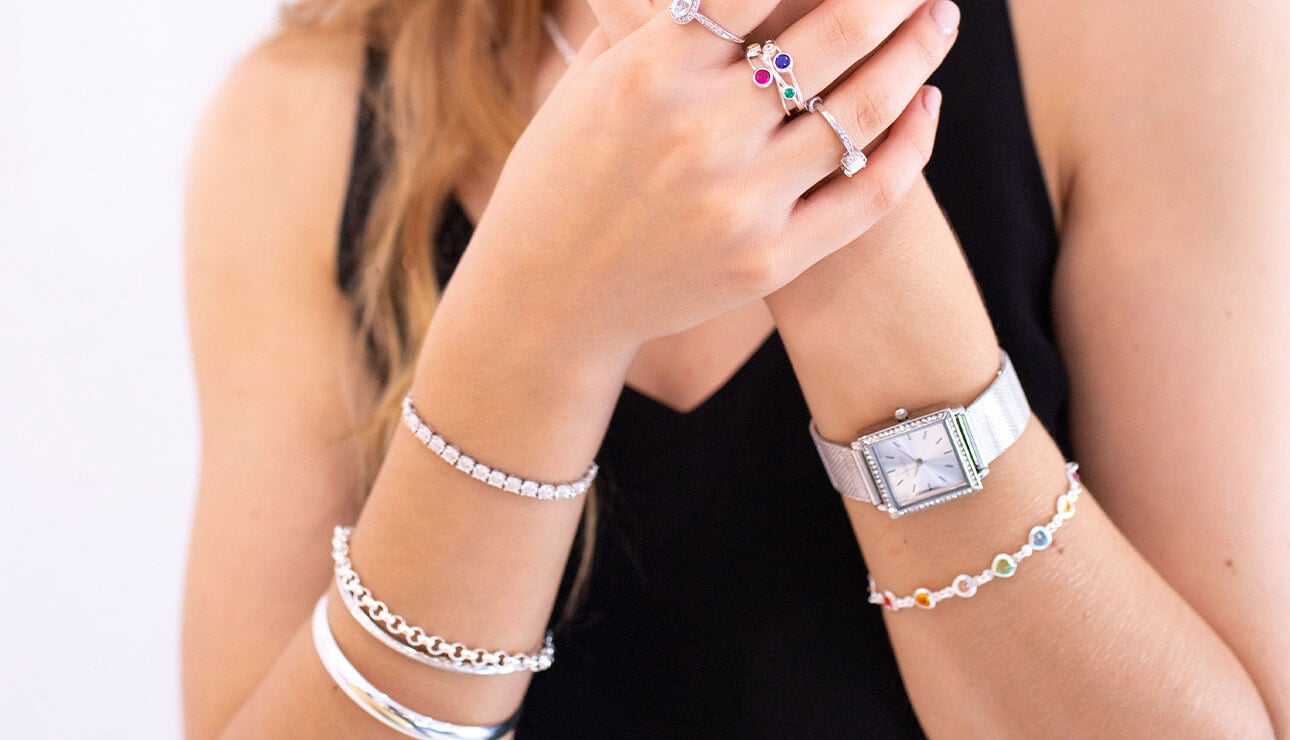 Phong thuỷ quan niệm không nên đeo vòng ở cả hai tay cùng lúc (Nguồn: Internet)