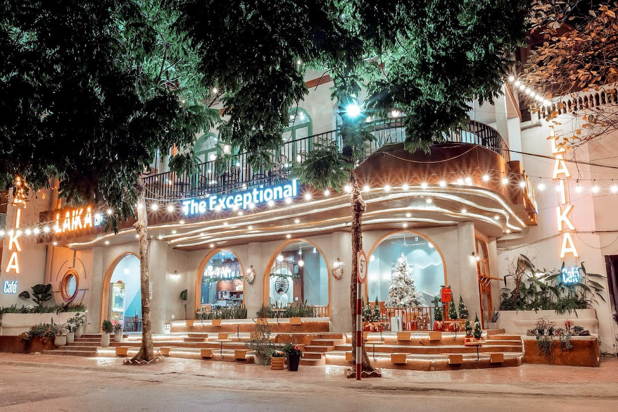 Thiết kế hiện đại và view ngã tư đắc địa là "vũ khí" thu hút khách của Laika Cafe (Nguồn: Internet)