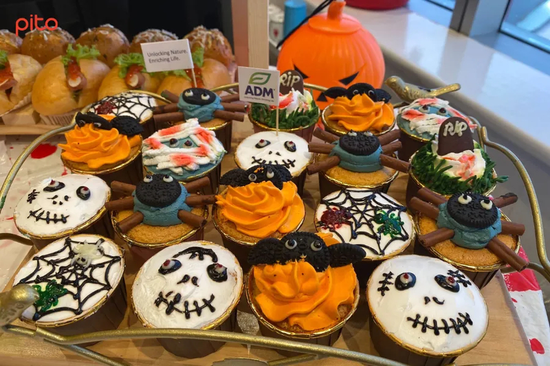 Bàn tiệc Halloween được trang trí với bánh ngọt và món ăn theo chủ đề ma quái. (Nguồn: Internet)