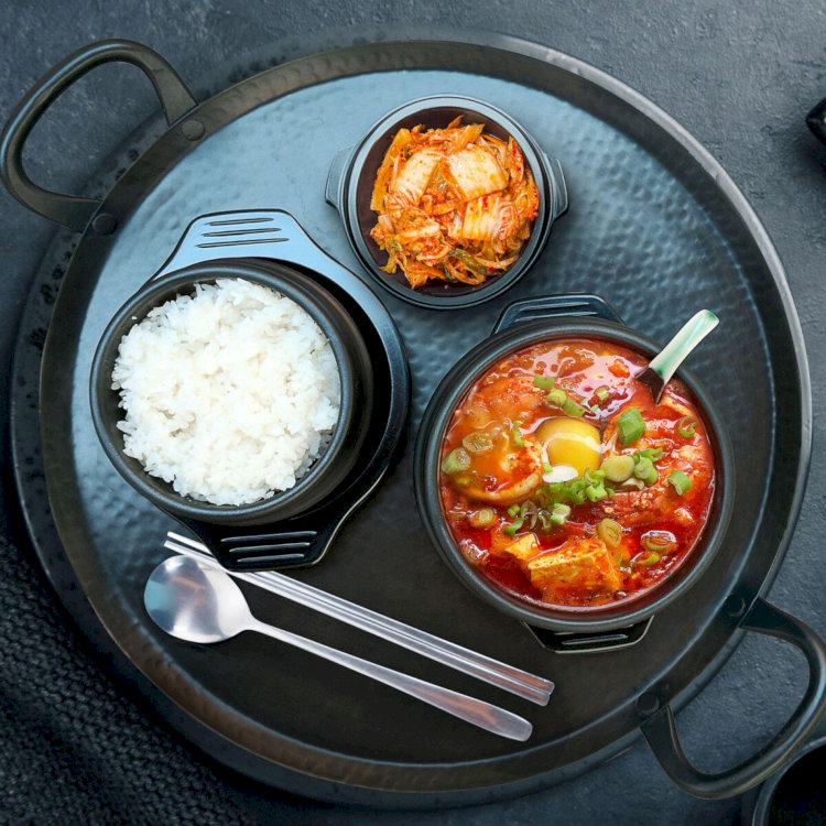 Sundubu Jjigae là món canh hầm cay được làm từ đậu phụ non, thường ăn kèm với cơm trắng để tăng thêm hương vị
