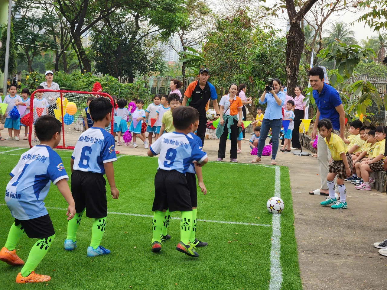 Dụng cụ thể thao giúp bé tăng cường vận động và phát triển thể chất toàn diện. (Nguồn: Internet)