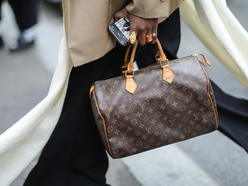 Túi xách của LV nổi bật với họa tiết monogram kinh điển (Nguồn: Internet) Túi xách của LV nổi bật với họa tiết monogram kinh điển (Nguồn: Internet)