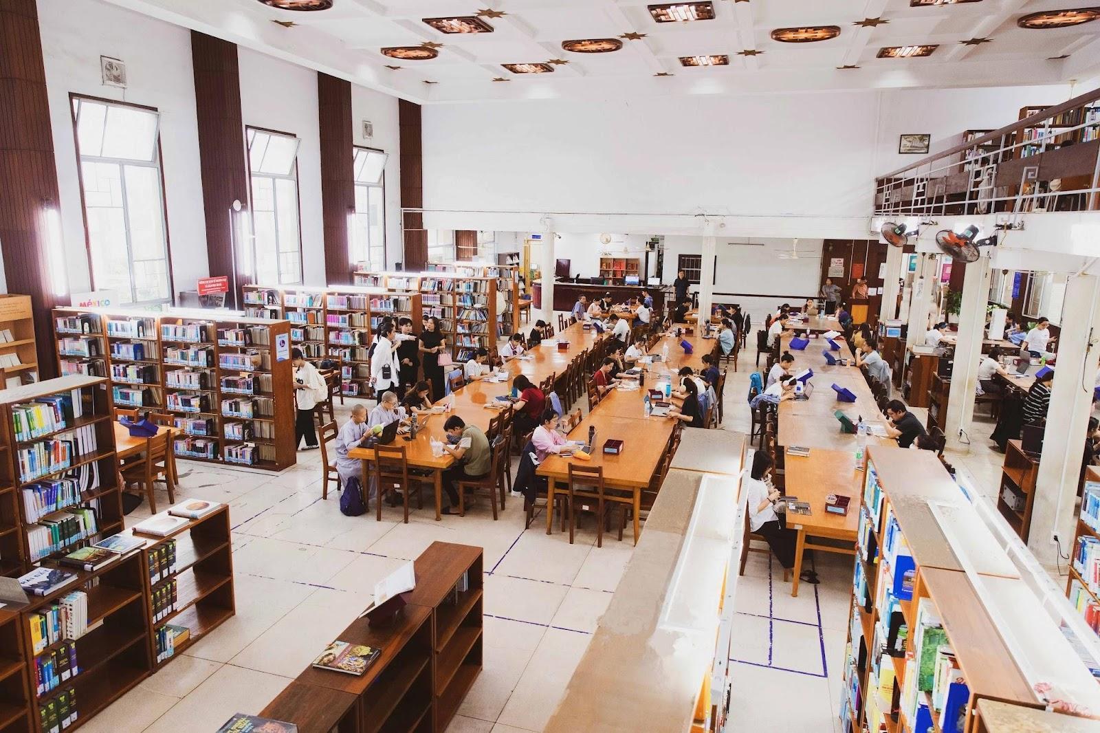Thư viện Khoa học Tổng hợp có kho sách phong phú và không gian rộng rãi (Nguồn: Internet)