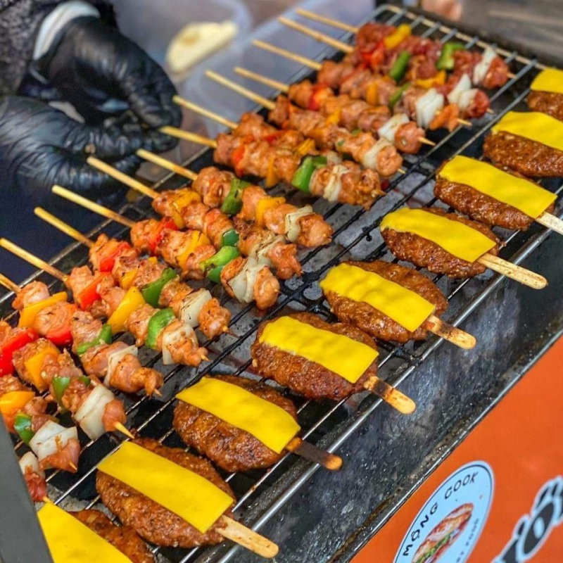 Các loại xiên que và đồ nướng nhanh nóng hổi, hương thơm hấp dẫn (Nguồn: Internet) Các loại xiên que và đồ nướng nhanh nóng hổi, hương thơm hấp dẫn (Nguồn: Internet)