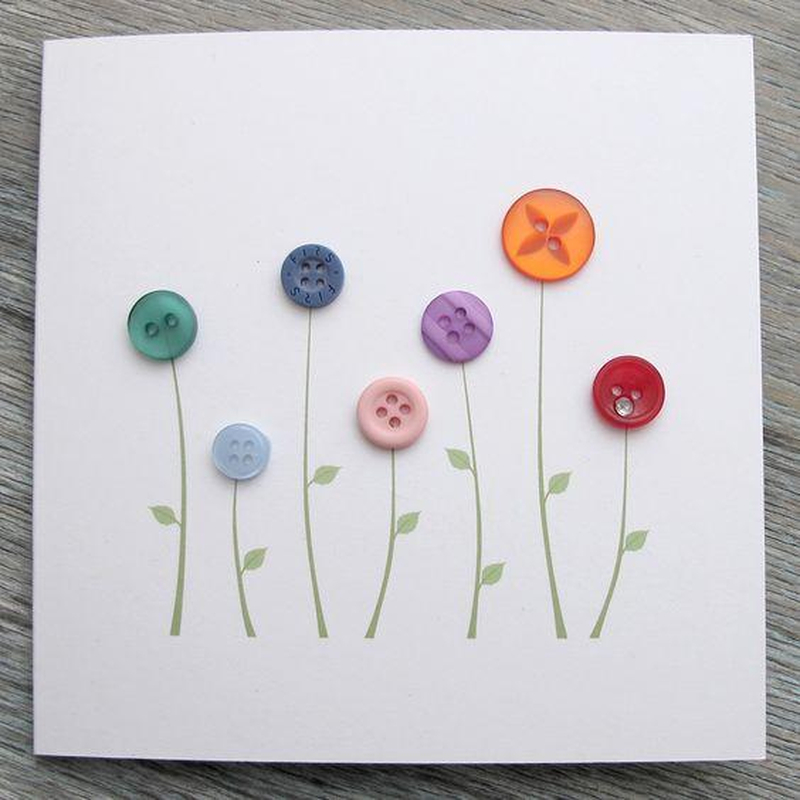 Tận dụng cúc áo nhiều màu sắc để tạo điểm nhấn cho thiệp handmade (Nguồn: Internet)