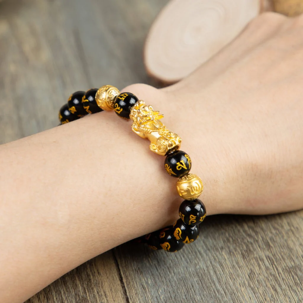 Bạn có thể thay đổi tay đeo vòng phong thủy tùy theo nhu cầu và tình huống (Nguồn: Internet)