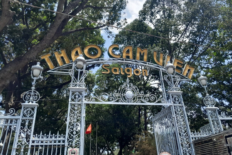Families and friends explore the green spaces and animal areas at Saigon Zoo and Botanical Gardens. (Source: Internet)