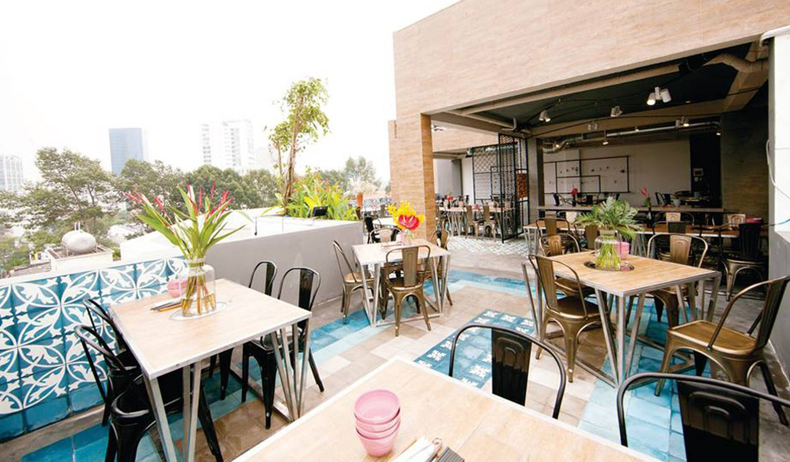 Hình ảnh view sân thượng cực chill và các món Steak tại Rơm BBQ (Nguồn: Internet) Hình ảnh view sân thượng cực chill và các món Steak tại Rơm BBQ (Nguồn: Internet)
