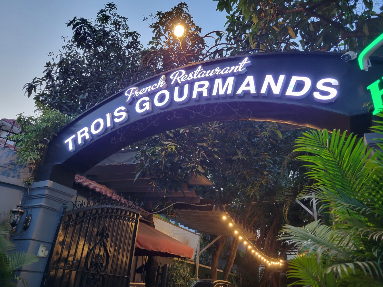Không gian sân vườn lãng mạn cùng ẩm thực Pháp đỉnh cao tại Trois Gourmands. (Nguồn: Internet)