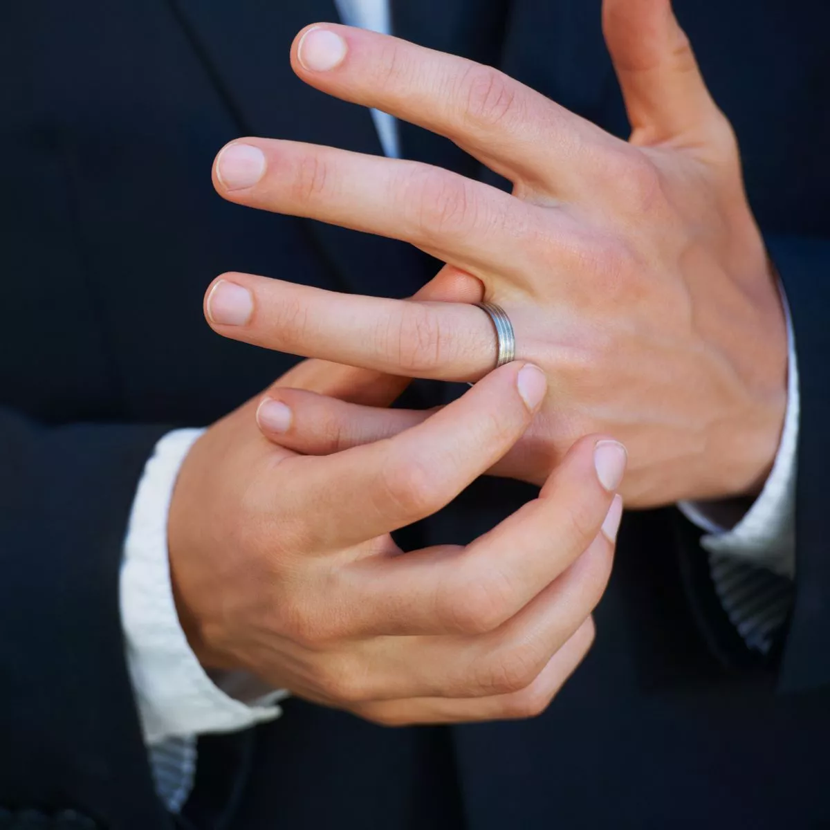 Tay phải đại diện cho sức mạnh hướng ngoại, sự xua đuổi tà khí và thể hiện cá tính ở phái mạnh (Nguồn: Internet) Tay phải đại diện cho sức mạnh hướng ngoại, sự xua đuổi tà khí và thể hiện cá tính ở phái mạnh (Nguồn: Internet)