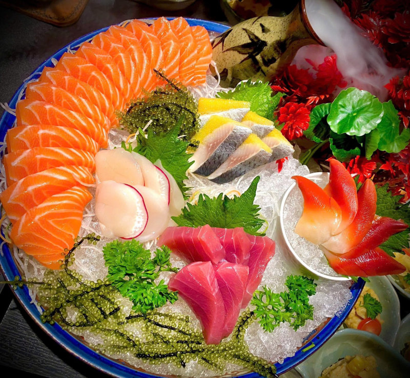 Sushi và sashimi nổi bật với sự tươi ngon và đẹp mắt (Nguồn: Internet) Sushi và sashimi nổi bật với sự tươi ngon và đẹp mắt (Nguồn: Internet)