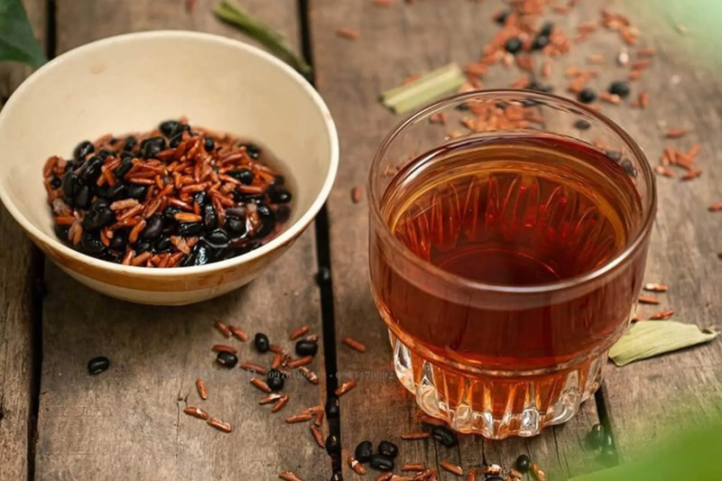 Trà gạo lứt giúp lợi tiểu và hỗ trợ cơ thể thải độc (Nguồn: Internet)