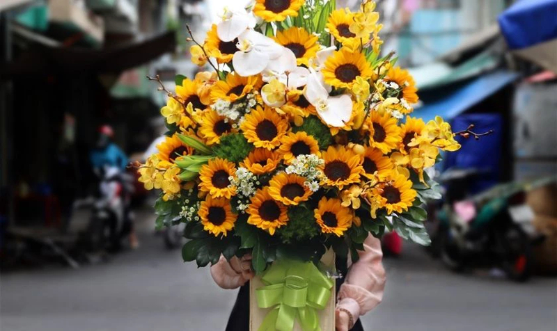 Bó hướng dương vàng rực rỡ là gợi ý dành tặng người yêu thích vẻ đẹp tươi vui, ấm áp. (Nguồn: Internet)