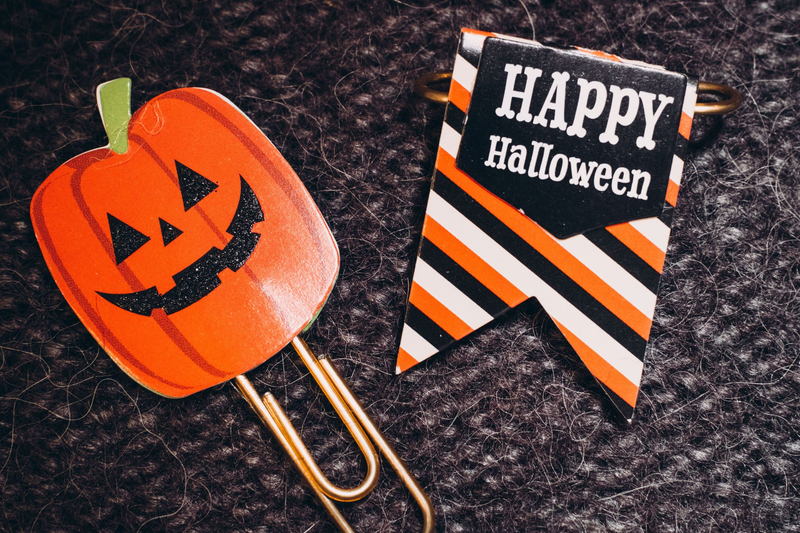 Decal hình bí ngô, dơi và bóng ma giúp cửa sổ mang đậm không khí Halloween mà vẫn dễ tháo gỡ. (Nguồn: Internet)
