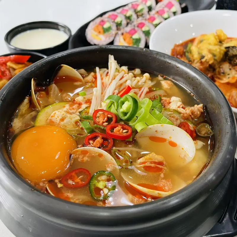 Hanuri's bubbling kimchi hot pot has a warm, tangy and spicy flavor that attracts many diners. (Source: Internet)