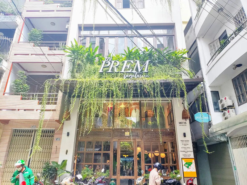 Prem Bistro & Café kết hợp hài hòa giữa phong cách kiến trúc mộc mạc cùng thực đơn chay đa quốc gia. (Nguồn: Internet)