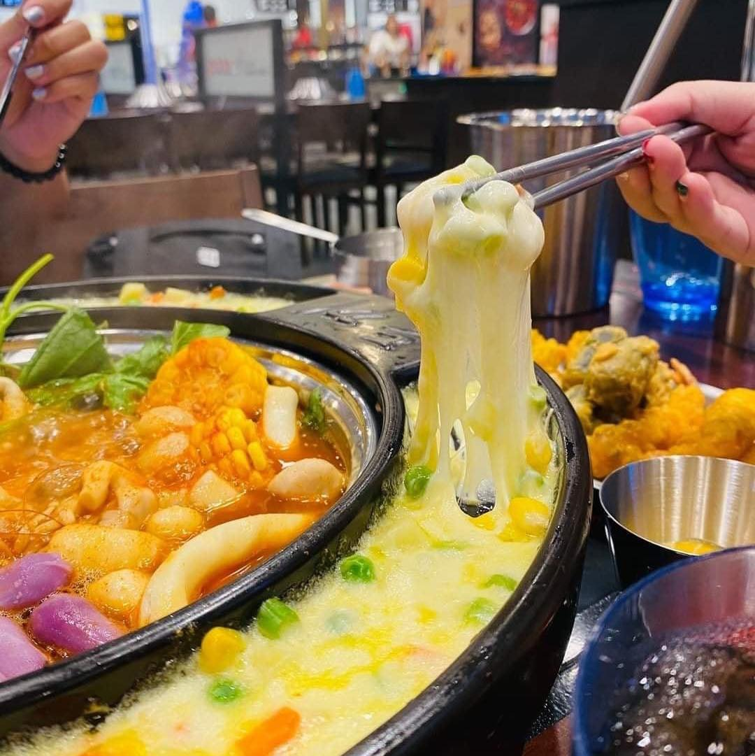 Vòng phô mai kéo sợi hấp dẫn bao quanh nồi lẩu Tokbokki đặc trưng (Nguồn: Internet)
