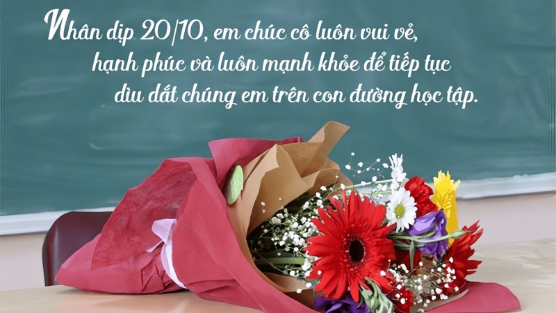 Bó hoa phối nhiều sắc màu kèm lời chúc viết trên bảng tạo món quà 20/10 ý nghĩa dành tặng cô giáo. (Nguồn: Internet)