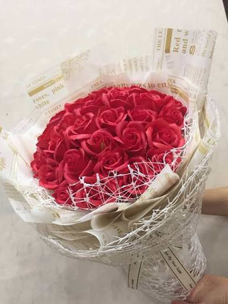 Bó hoa hồng đỏ gói giấy tông trung tính tạo vẻ thanh lịch, phù hợp làm quà tặng ngày 20/10. (Nguồn: Internet)