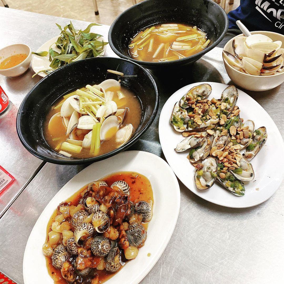 Ốc Quang Anh là một trong những quán ốc Sài Gòn lâu năm với thực đơn cực phong phú