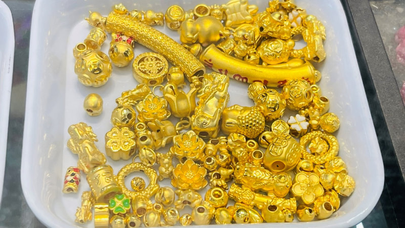 Charm vàng phong thủy nhỏ gọn giúp hộ mệnh chiêu tài mọi lúc cho sếp (Nguồn: Internet) Charm vàng phong thủy nhỏ gọn giúp hộ mệnh chiêu tài mọi lúc cho sếp (Nguồn: Internet)
