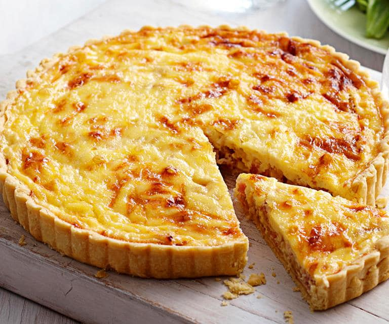 Quiche sở hữu vỏ bánh giòn xốp và phần nhân béo ngậy (Nguồn: Internet)