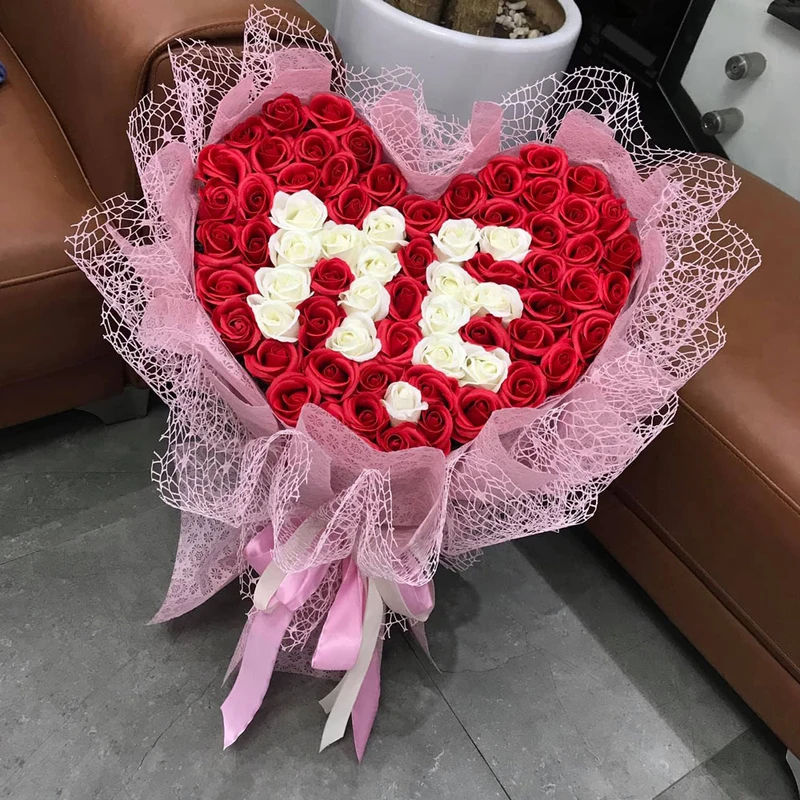 Bó hoa hồng đỏ và trắng được sắp xếp thành hình trái tim, gửi gắm lời chúc yêu thương. (Nguồn: Internet)