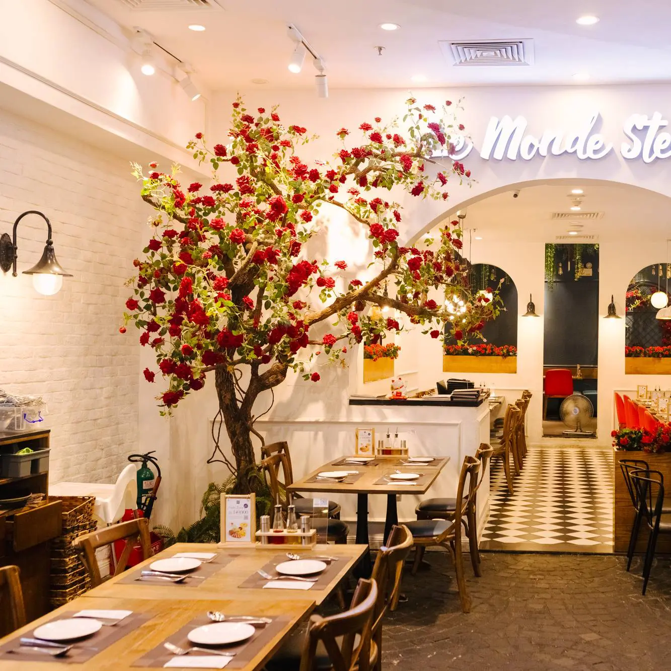 Thưởng thức steak chuẩn vị Pháp trong không gian xanh trắng thanh lịch tại Le Monde Steak. (Nguồn: Internet)
