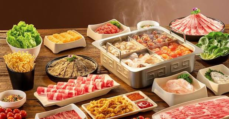 Một bàn lẩu gợi ý cho người lần đầu đến Haidilao với thịt, tôm, rau, nấm và mì. (Nguồn: Internet)