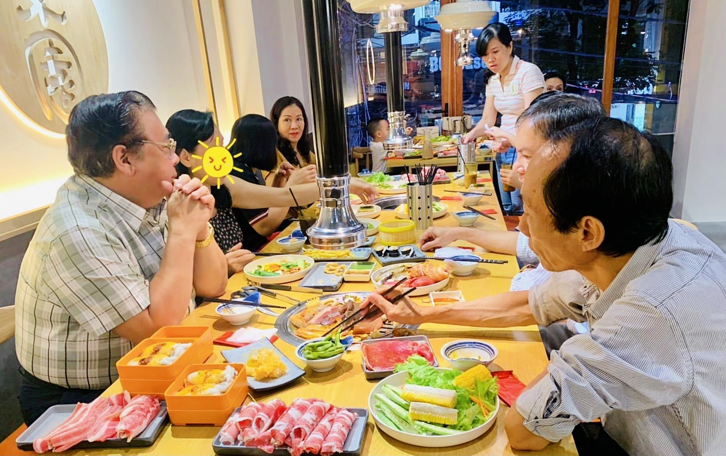 Hình ảnh bàn tiệc buffet nướng lẩu đầy ắp tại Rakuen BBQ (Nguồn: Internet) Hình ảnh bàn tiệc buffet nướng lẩu đầy ắp tại Rakuen BBQ (Nguồn: Internet)