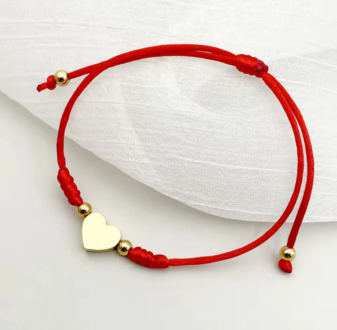 Bạn nên thường xuyên kiểm tra tình trạng dây đeo để tránh vòng bị đứt (Nguồn: Internet) Bạn nên thường xuyên kiểm tra tình trạng dây đeo để tránh vòng bị đứt (Nguồn: Internet)