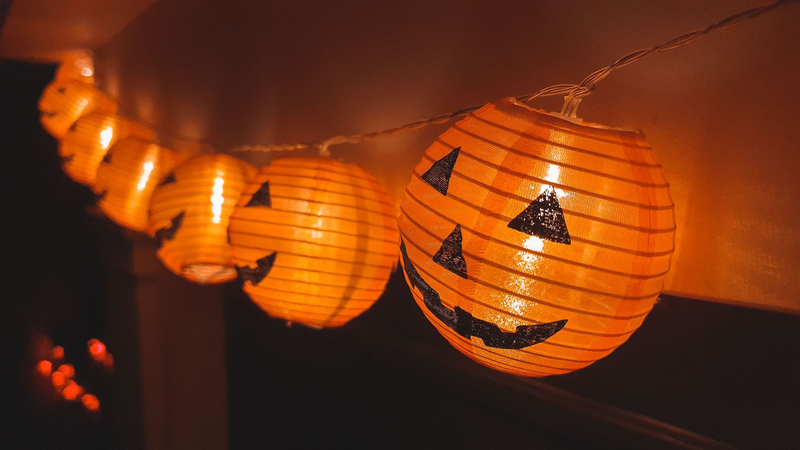 Dây đèn hình bí ngô tạo ánh sáng dịu nhẹ và điểm nhấn Halloween cho phòng ngủ. (Nguồn: Internet)