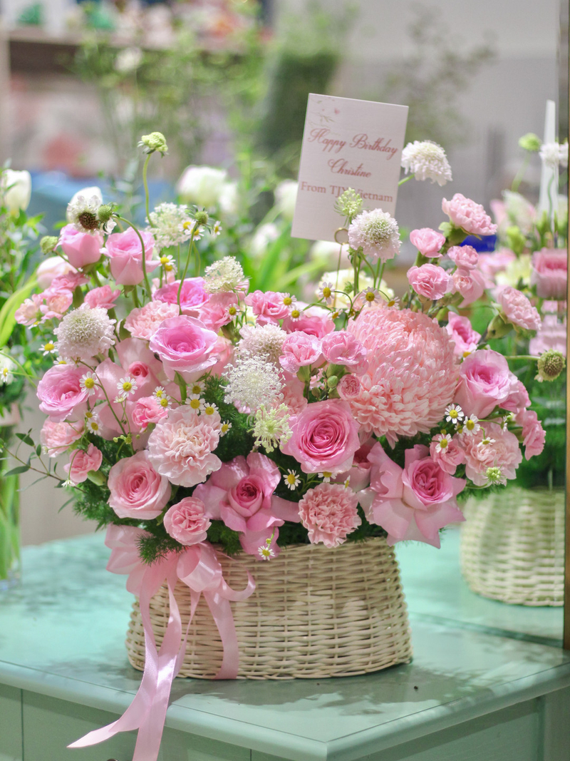 Giỏ hoa hồng pastel phối cùng các loại hoa nhỏ phù hợp với người yêu thích thiết kế nhẹ nhàng. (Nguồn: Internet)