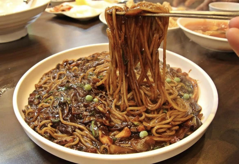 Flavorful jajangmyeon black bean noodles are a notable highlight of the restaurant's menu. (Source: Internet)