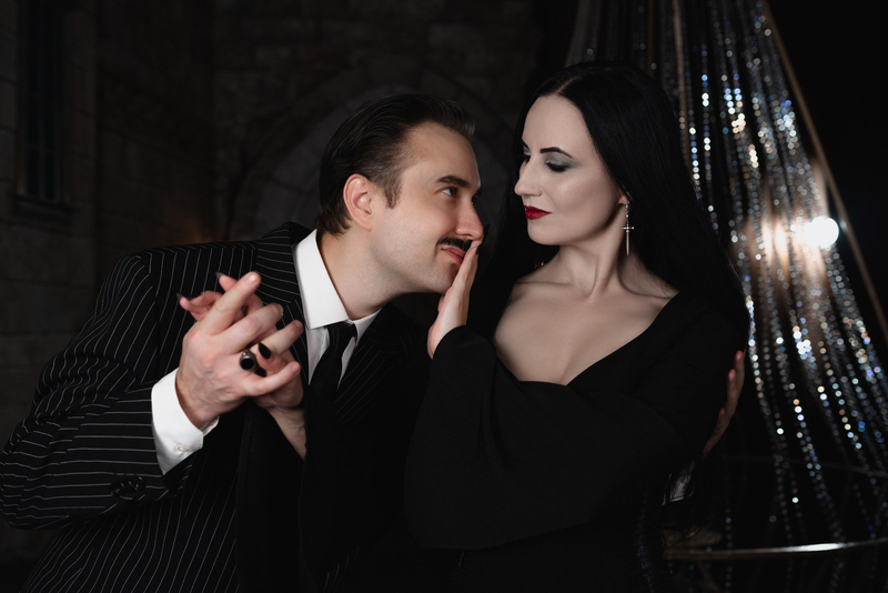 Vẻ đẹp cổ điển và si tình của vợ chồng Addams tôn lên sự quý phái sang trọng. (Nguồn: Internet)
