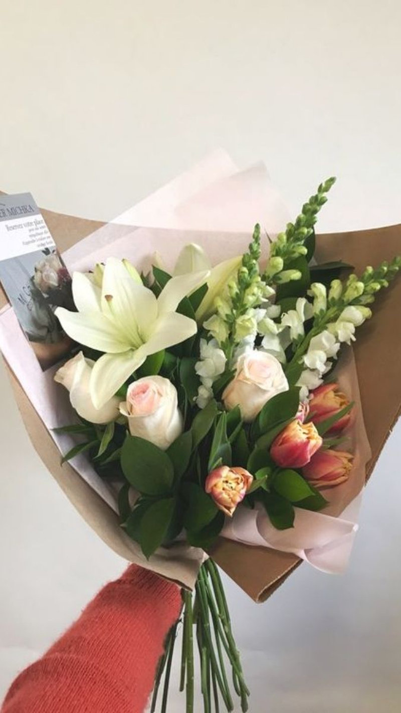 Bó hoa phối hoa ly trắng, tulip cam và hồng pastel mang vẻ tươi sáng, ấm áp. (Nguồn: Internet)