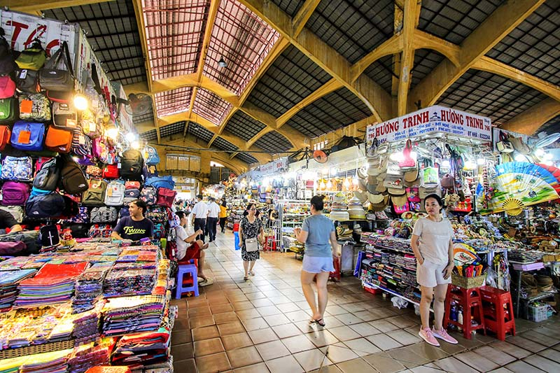 Chợ Bến Thành - Điểm mua sắm ẩm thực sầm uất và nổi tiếng bậc nhất Sài Gòn.