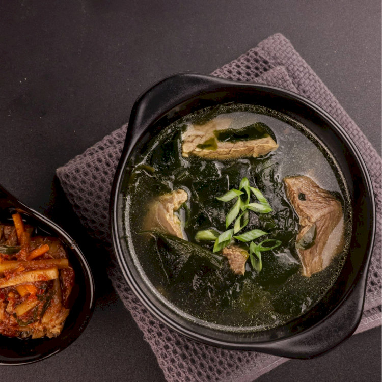 Miyeokguk là canh rong biển có vị ngọt thanh từ nước hầm xương, rất thích hợp để thưởng thức vào những ngày trời nắng