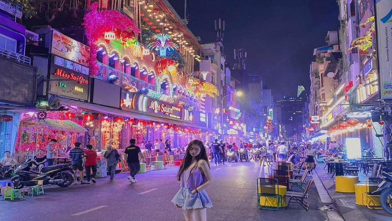 Không khí nhộn nhịp về đêm tại phố đi bộ Bùi Viện (Nguồn: Internet).
