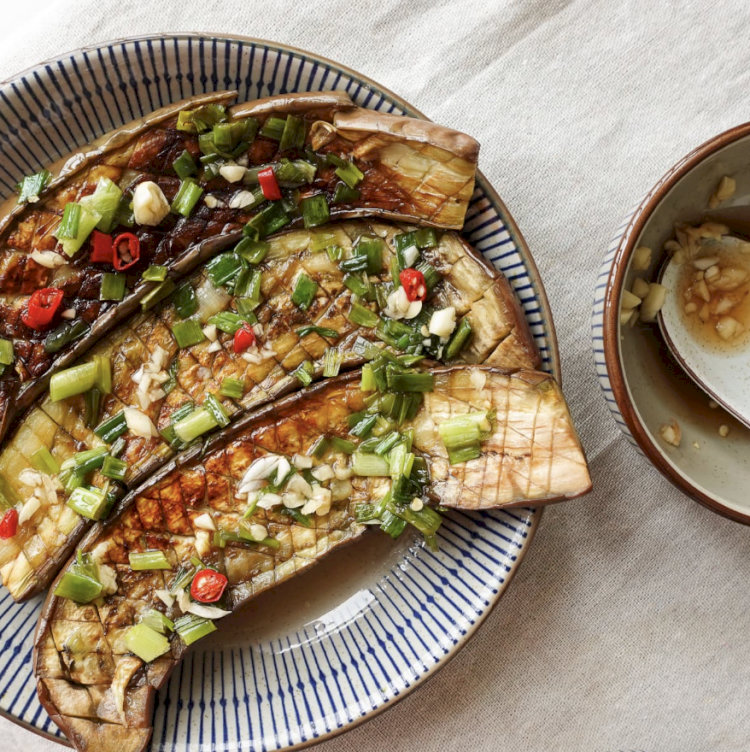 Cà tím nướng mỡ hành mang hương vị dân giã nhưng đậm đà (Nguồn: Internet) Cà tím nướng mỡ hành mang hương vị dân giã nhưng đậm đà (Nguồn: Internet)