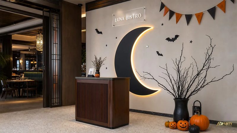 Bí ngô và dây đèn Halloween tạo điểm nhấn thân thiện tại quầy lễ tân văn phòng. (Nguồn: Internet)