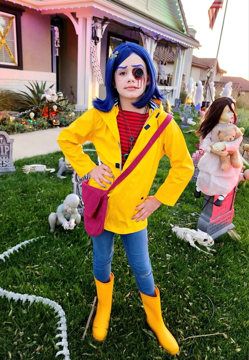 Cô bé Coraline tóc xanh áo mưa vàng tái hiện cuộc phiêu lưu kỳ thú. (Nguồn: Internet)