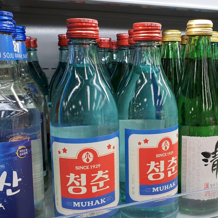 Soju là loại rượu chưng cất truyền thống của Hàn Quốc thường được làm từ gạo với vị cồn nhẹ