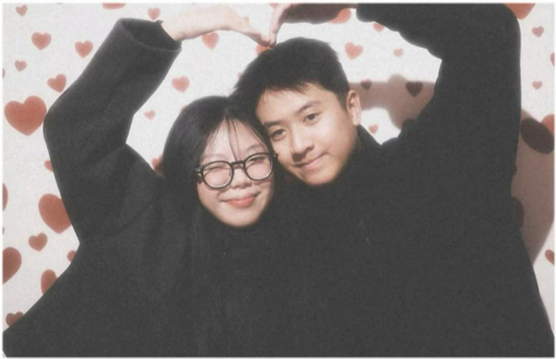 Cặp đôi tạo hình trái tim bằng tay khi chụp ảnh photobooth (Nguồn: Internet)