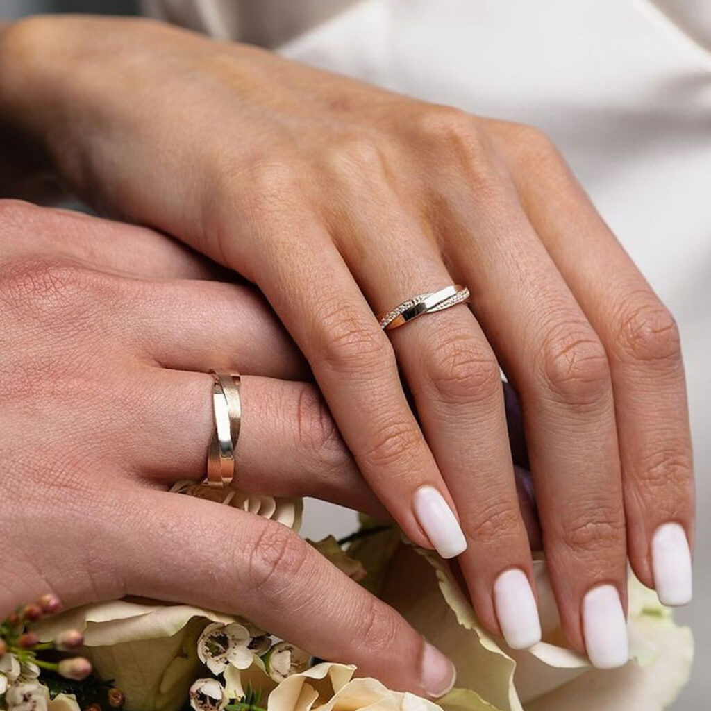 Vợ chồng có thể đeo nhẫn cùng tay theo sở thích nếu thoải mái và có sự đồng lòng từ hai phía (Nguồn: Internet) Vợ chồng có thể đeo nhẫn cùng tay theo sở thích nếu thoải mái và có sự đồng lòng từ hai phía (Nguồn: Internet)