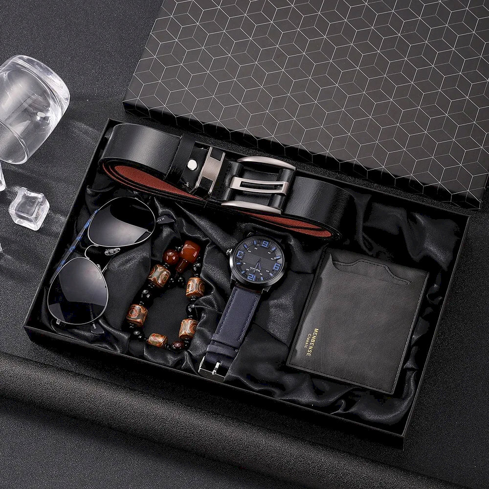 Tặng đồng hồ và ví da làm quà Giáng sinh cho bạn trai (Nguồn: 