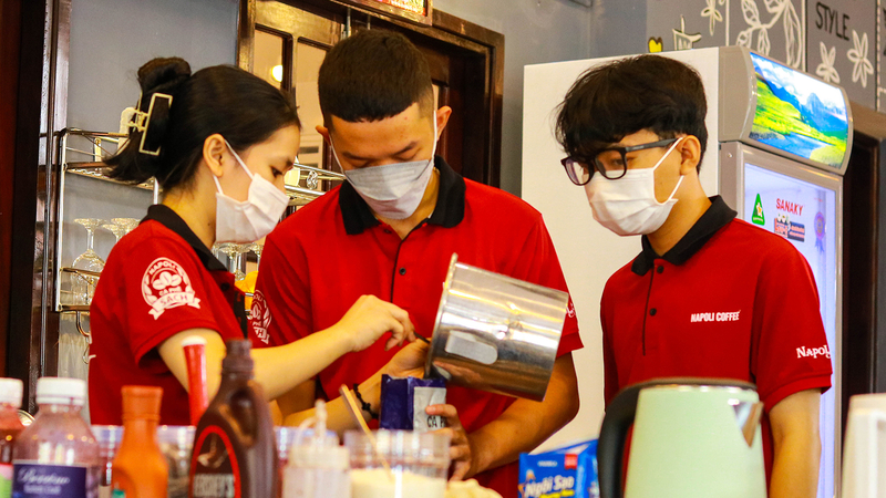 Đội ngũ nhân sự và Barista chuyên nghiệp là yếu tố then chốt giúp quán cà phê thành công (Nguồn: Internet)
