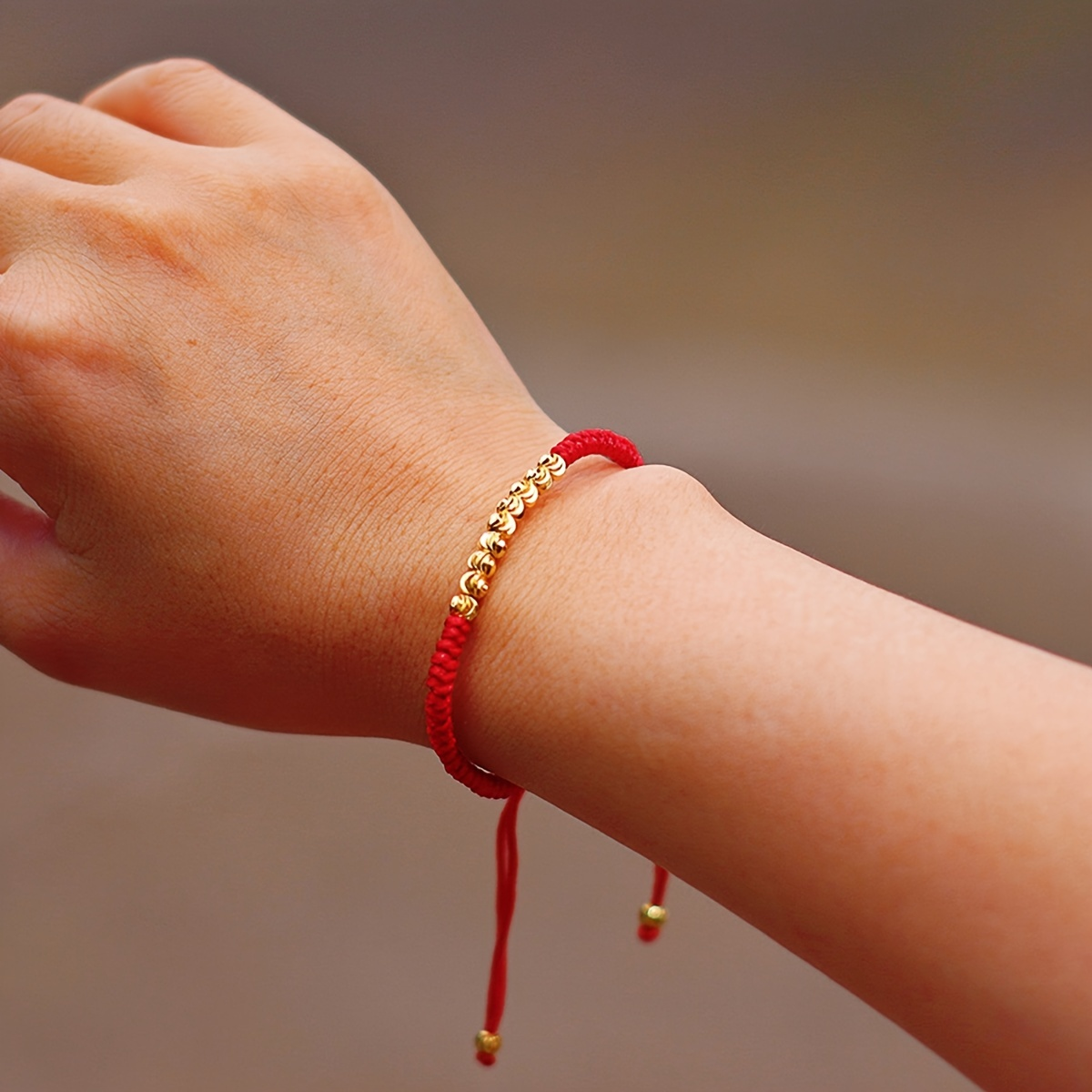 Năng lượng Hỏa quá mạnh có thể làm thiêu rụi năng lượng may mắn tích tụ trong sợi chỉ đỏ (Nguồn: Internet) Năng lượng Hỏa quá mạnh có thể làm thiêu rụi năng lượng may mắn tích tụ trong sợi chỉ đỏ (Nguồn: Internet)