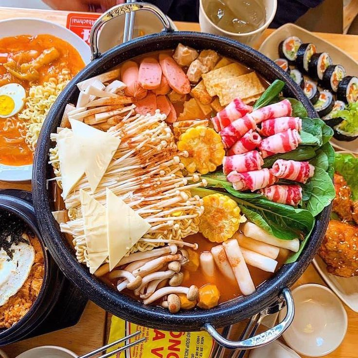 Nước lẩu Hàn có vị cay nồng, đậm đà của kimchi và Gochujang (Nguồn: Internet)