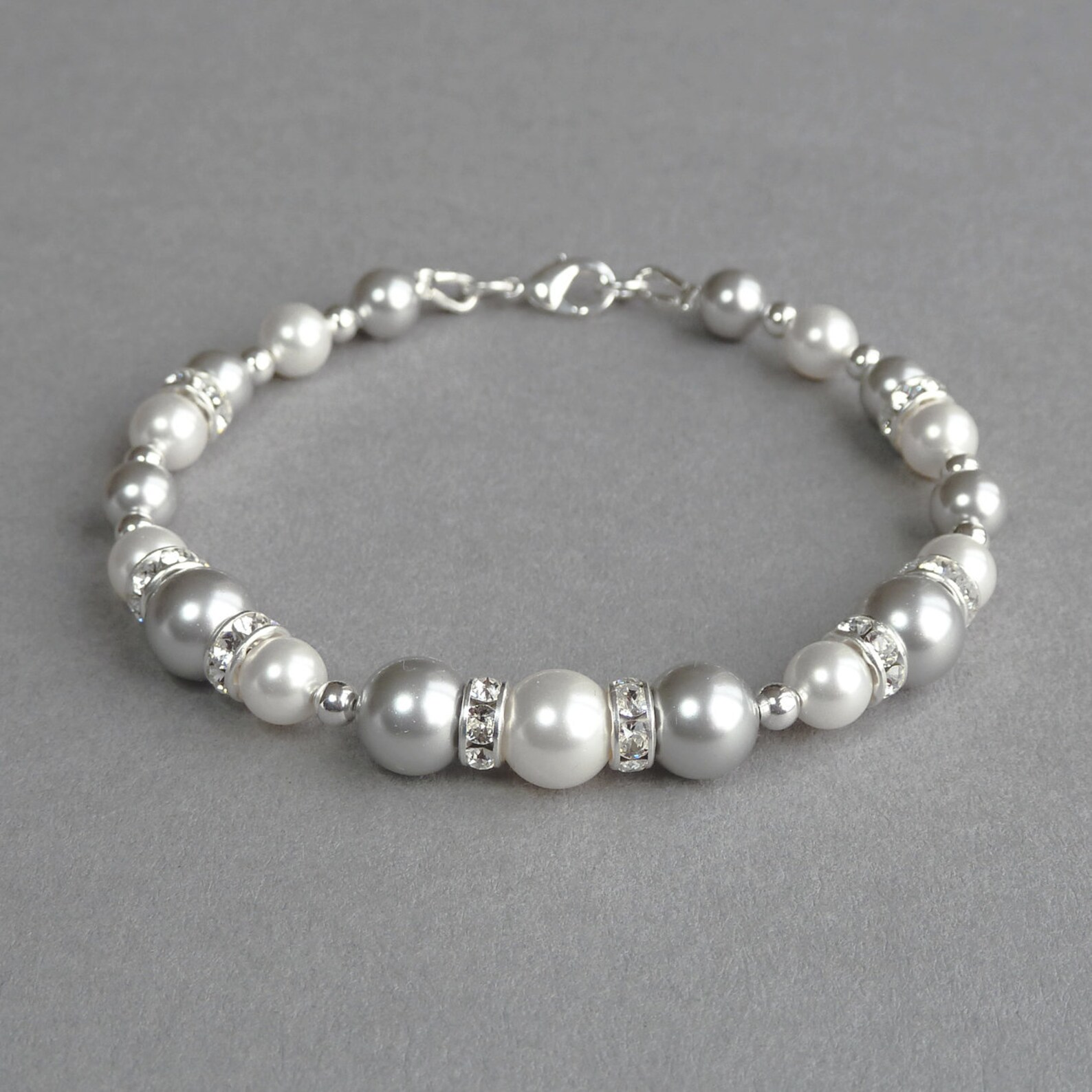 Vòng đá màu xám, bạc (Nguồn: Internet) Vòng đá màu xám, bạc (Nguồn: Internet)